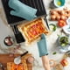 thumbnail image 3 of Juego de 2 guantes de cocina KitchenAid de silicona suave acanalada, 3 of 5