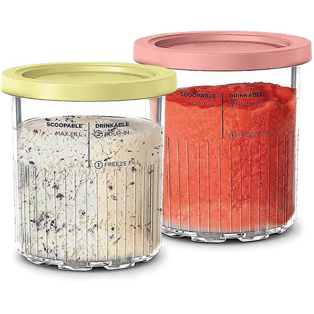 for ninja creami deluxe 11-in-1 xl family size nc500/nc501 pints 24 oz - dishwasher safe, bpa-free Reemplazo de 24 oz, vista frontal centrada de dos recipientes transparentes con tapas rosa y amarilla; paredes acanaladas y marcas de nivel impresas, uno con mezcla clara con trozos y otro con sorbete rojo. Compatible con Ninja CREAMi NC500/NC501; tapas de cierre hermético. También se usan a menudo para congelar porciones individuales para llevar.