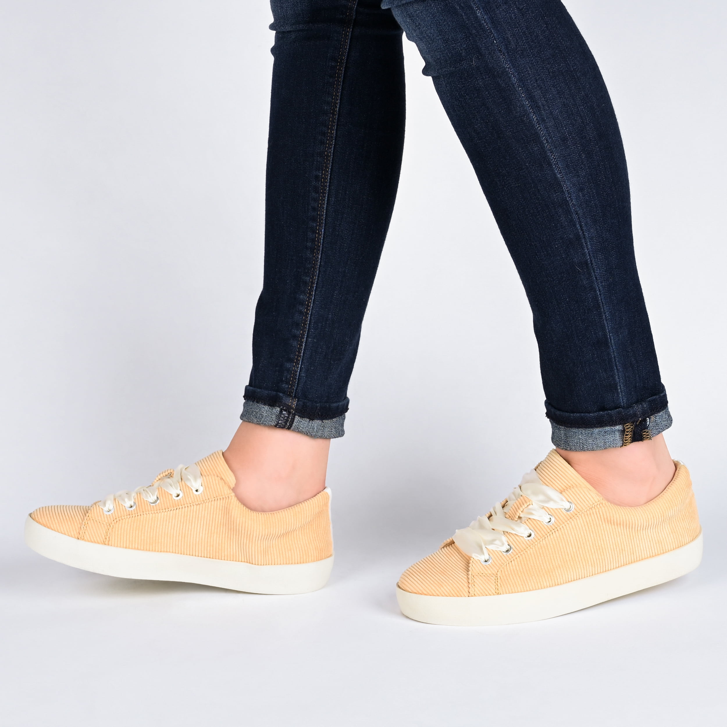 Journee Womens Kinsley Round Toe Lace Up Sneakers