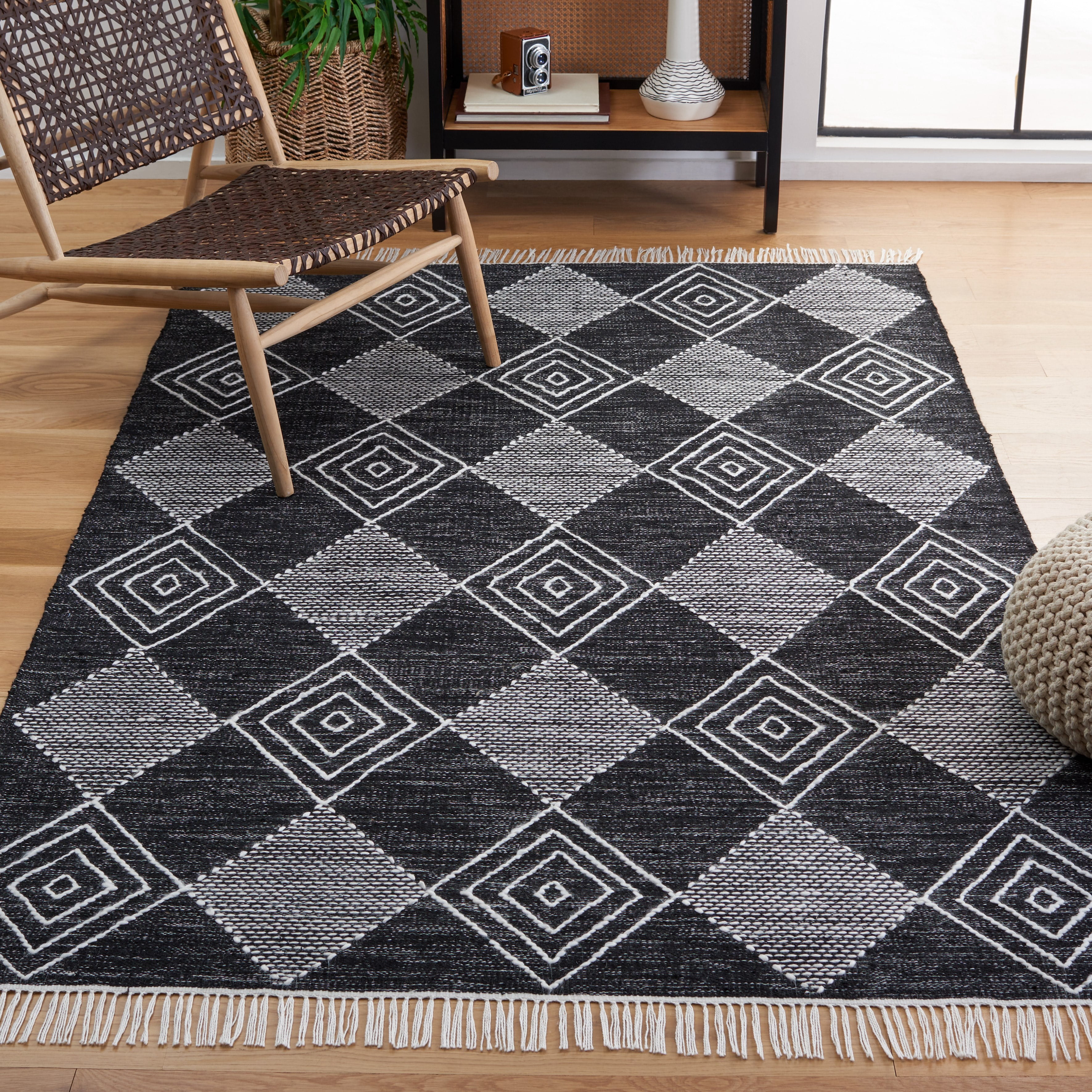 SAFAVIEH Kilim Elouise Diamond Polyester Area Rug, Black/Ivory, 5' x 8'