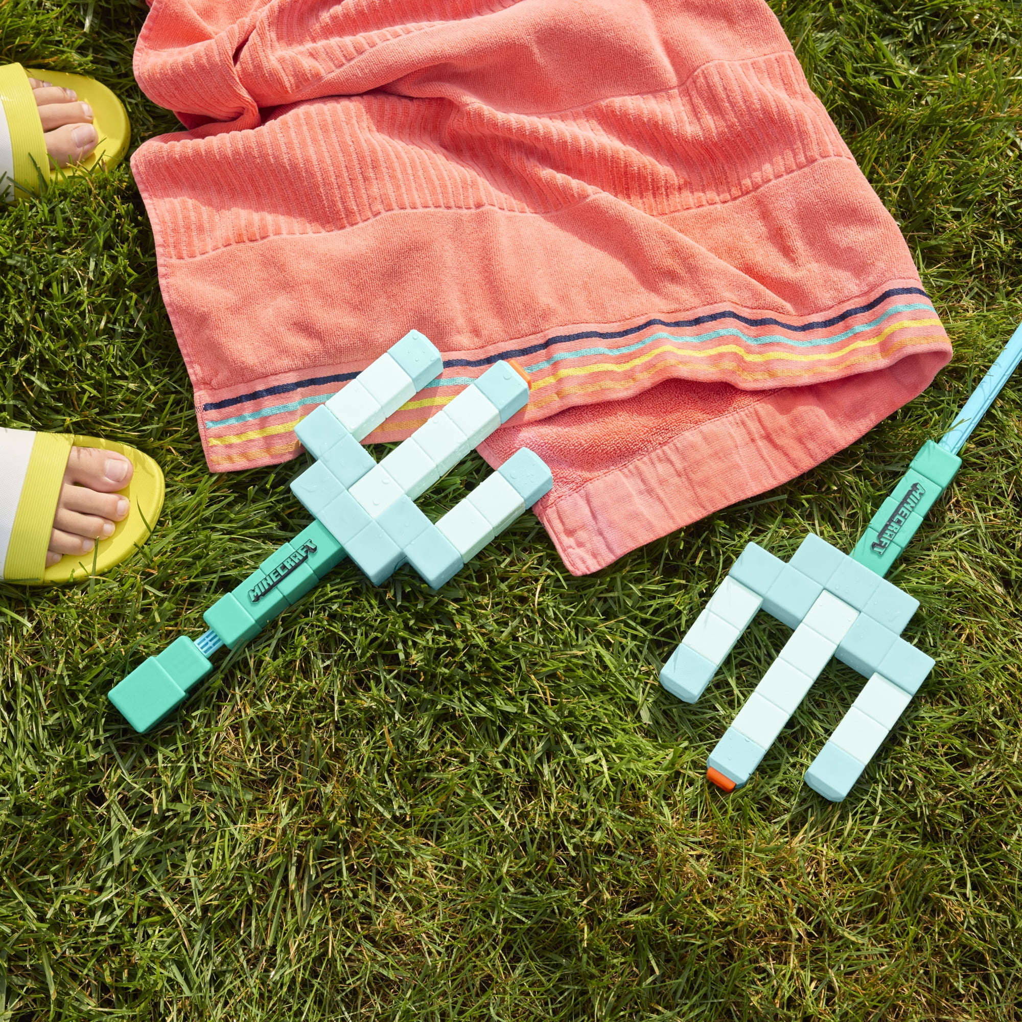 Nerf Super Soaker Minecraft Trident Water Blaster, Pull Back Plunger Handle, Outdoor Water Toys
