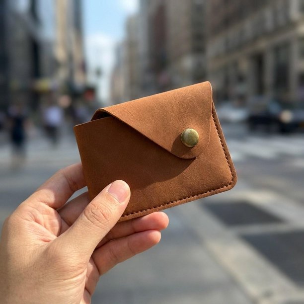 Tarjetero con cierre a presión, tipo sobre, ideal como regalo cumpleaños. Ranuras compactas para tarjetas crédito. Marrón
