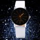 thumbnail image 2 of Elegante reloj de cuarzo blanco para mujer, con correa de PU, caja de aleación y diseño para parejas, unisex, 2 of 3