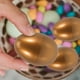 thumbnail image 2 of KAKOWELY 10 huevos de Pascua de plástico dorados rellenables, cajas de dulces con forma de huevo de Pascua., 2 of 5