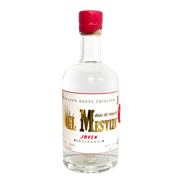 agua ardiente el mestizo joven 750 ml el mestizo joven criollo botella frontal centrada, 750 ml transparente con etiqueta blanca y letras doradas y rojas 'El Mestizo Joven', corcho sellado con plástico rojo, etiqueta muestra '100% agave criollo' y '45% alc. vol.', fondo blanco, adecuada para licores y destilados.