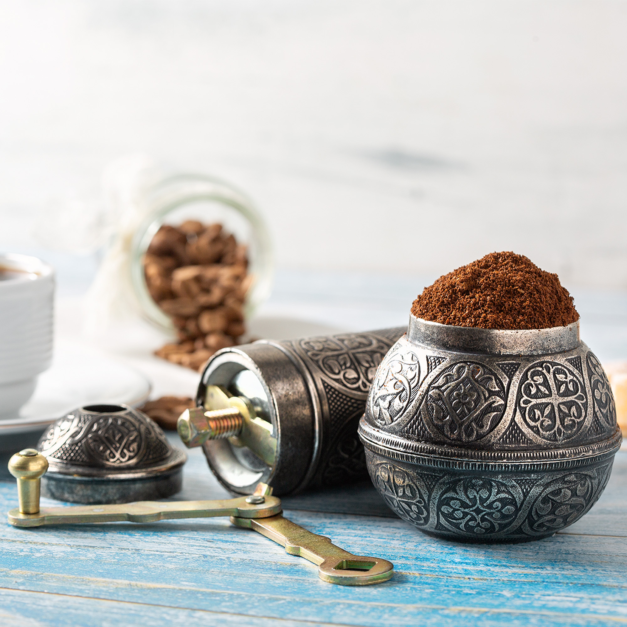 Crystalia Coffee Grinder, Refillable Turkish Style Mill with Adjustable Grinder, Manual Coffee Mill with Handle, Antique Grinder Metal with Hand Crank, Adjustable Coarseness (Antique Silver)