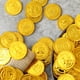 thumbnail image 3 of Monedas de oro de pirata de plástico, decoraciones de fiesta de cumpleaños de Halloween para niños, suministros de decoración de Tarty de tesoro de oro falso, regalo para niños, recuerdo, 3 of 4