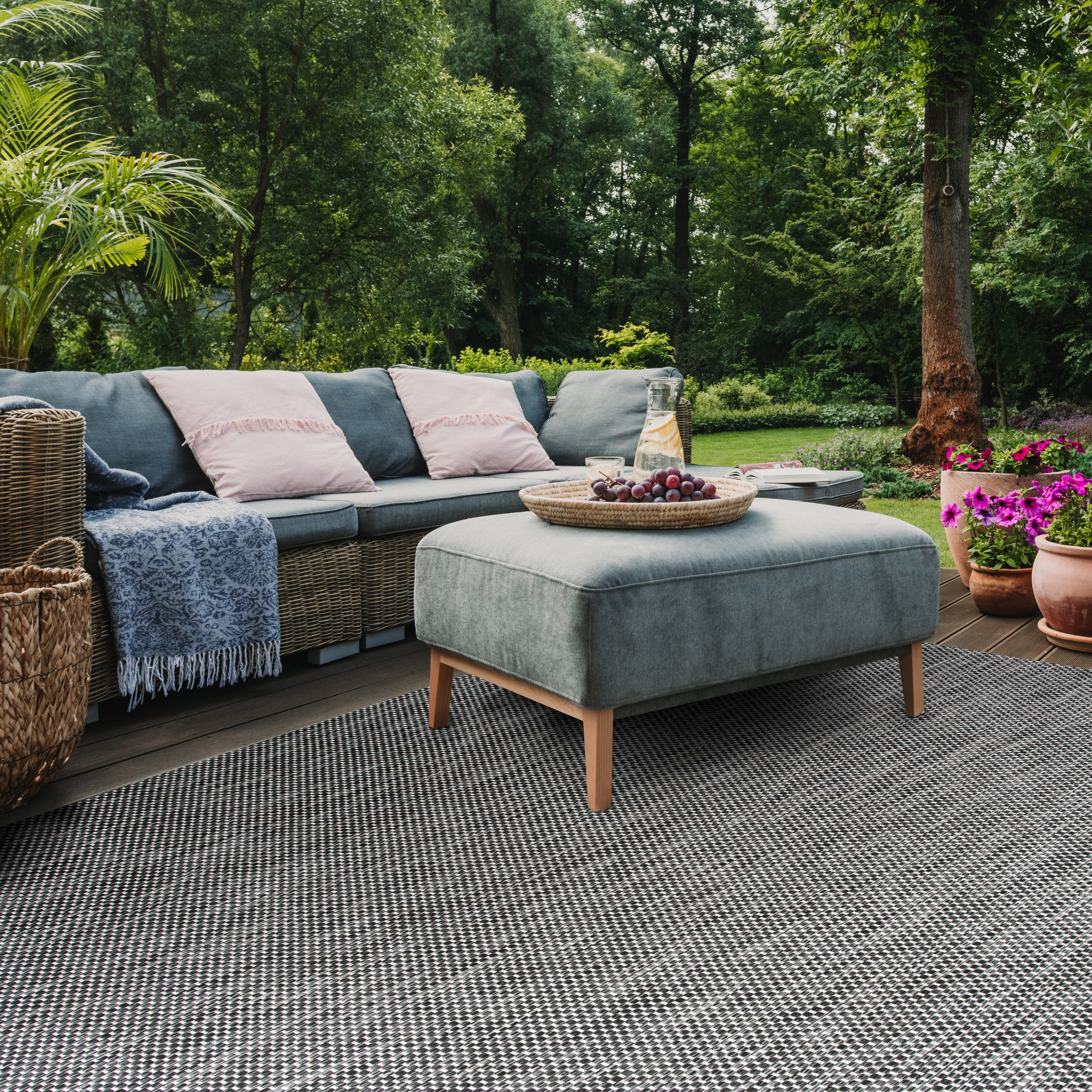 Safavieh Courtyard Finnian Solid Indoor/Outdoor Area Rug, Black/Beige, 9' x 9' Square