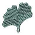 thumbnail image 1 of Alfombrilla de silicona para limpieza de brochas de maquillaje con ventosas, antideslizante, portátil, para viajes, con forma de hoja de ginkgo, almohadilla de limpieza para brochas cosméticas., 1 of 8