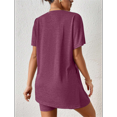 thumbnail image 4 of Conjunto de Dos Piezas de Corta para Mujer, con Camiseta Extragrande y Pantalones Cortos Estilo Biker, Color Vino Tinto, Talla S, 4 of 7