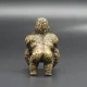 thumbnail image 4 of Estatua de gorila de latón clásico chino, adorno de escritorio de estudio antiguo, mesa de té, mascota, estatuilla de Animal de cobre puro sólido, decoración, 4 of 5