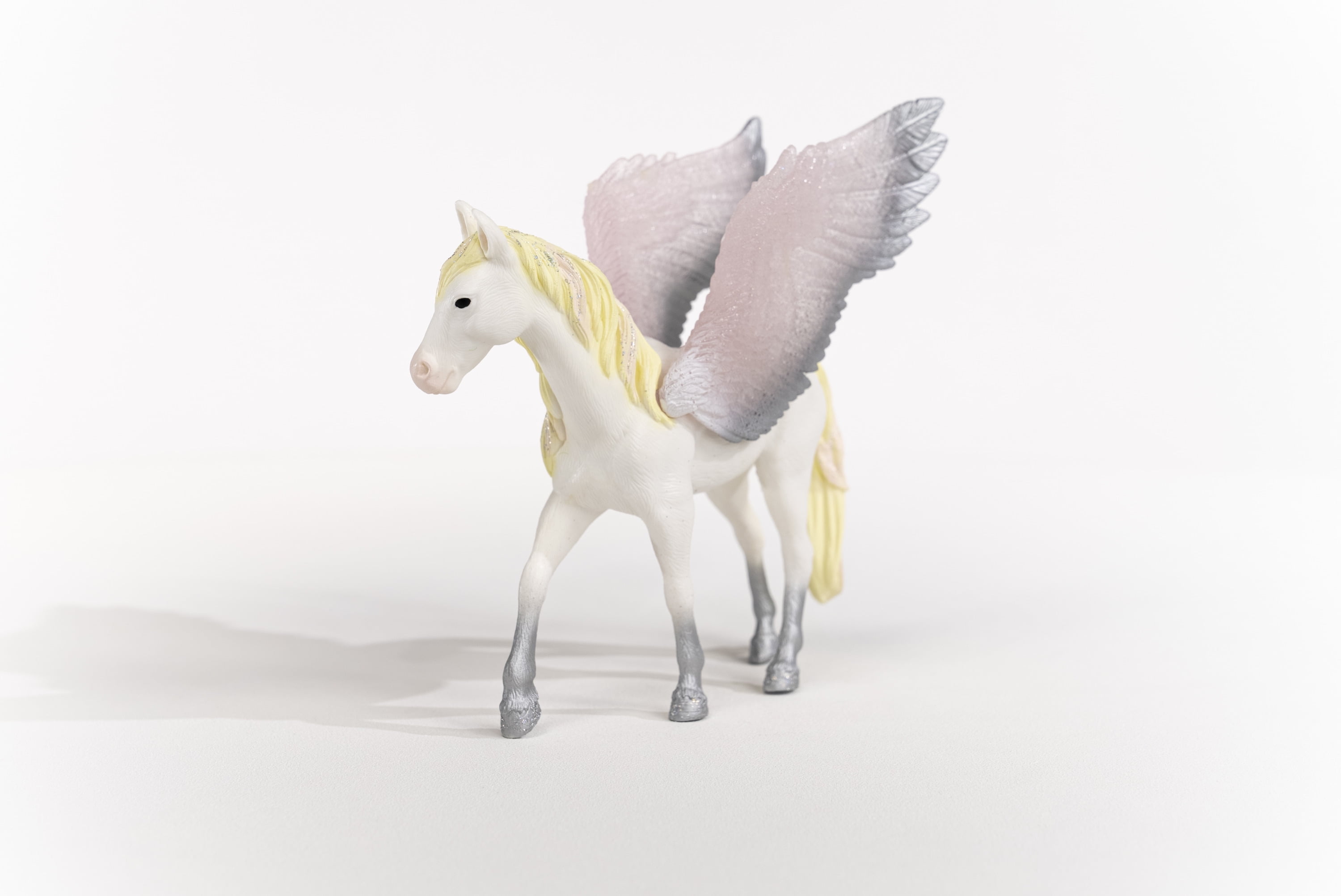 Schleich Bayala - Sunrise Pegasus Mare Figurine - Unicorn Toy with Glittering Wings for Girls and Boys - Fantasy Horse Figure - Kids Ages 5+