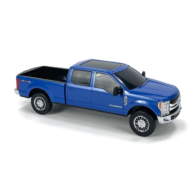 big country toys juguete de camión ford® realista y enganche de remolque, juguetes de granja a escala 1:20 para niños de 3 años, réplica azul de camioneta Ford F250 Super Duty escala 1:20 en vista frontal 3/4; cabina doble, caja abierta con portón trasero abatible, molduras cromadas en parrilla y parachoques, ventanas ahumadas, ruedas con diseño de aleación, enganche de cuello de cisne y enganche bajo parachoques visibles, fondo blanco neutro; también adecuada como pieza coleccionable para dioramas de granja o exhibición.