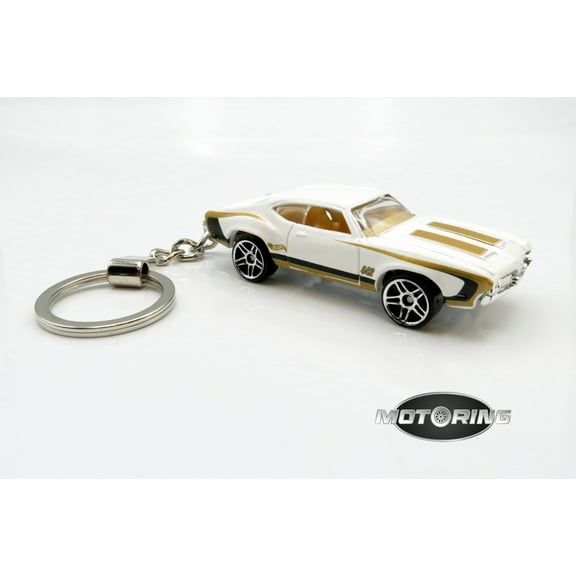 Keychain Oldsmobile 442 White Car Rare Novelty 1:64 Diecast