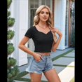 thumbnail image 4 of Camiseta de Corta con Cuello en V y Ombligo Al Descubierto, Negra, Talla S, 4 of 7
