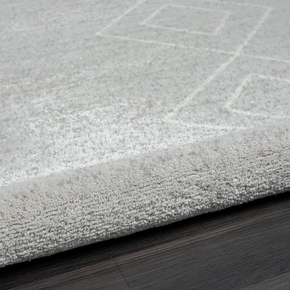 LR Home and Evette Rios Carmen 5' x 7' Gray/White Diamond Stain Resistant Indoor Area Rug