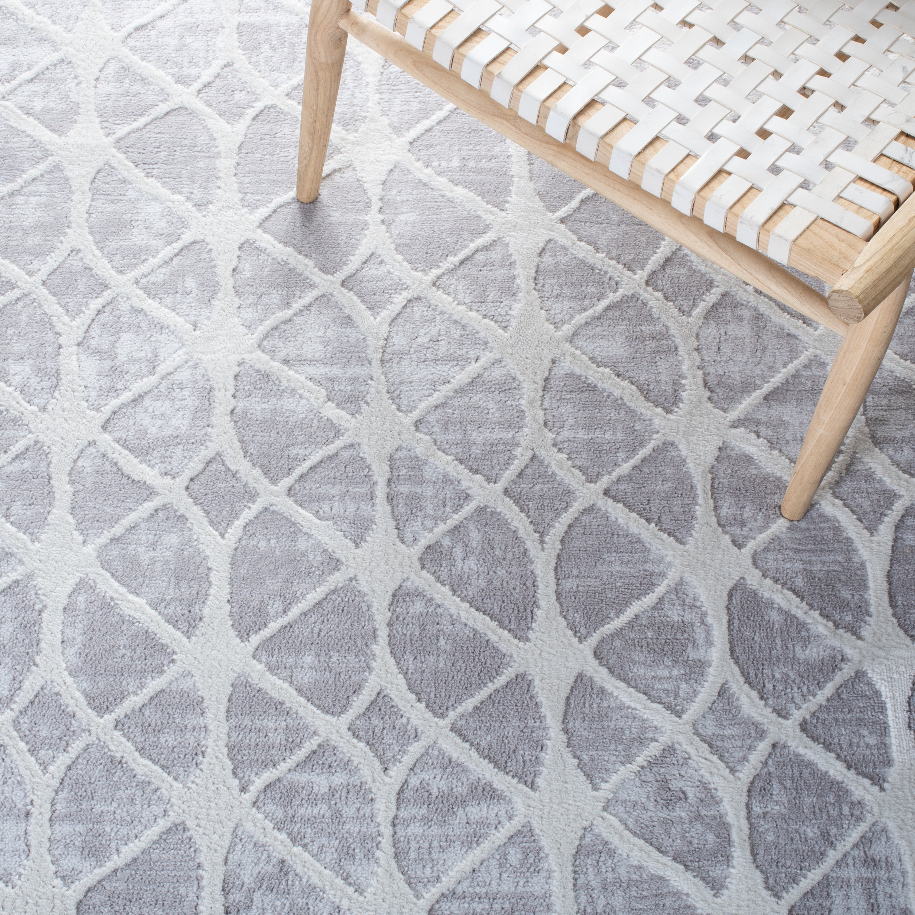 SAFAVIEH Amelia Floella Geometric Area Rug, Gray/Ivory, 6'7" x 6'7" Square