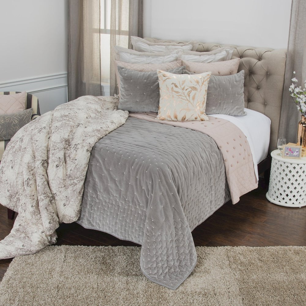 HomeRoots 480109 Grey Queen Size 100 Percent Cotton 300 Thread Count Dry Clean Only Down Alternative Comforter