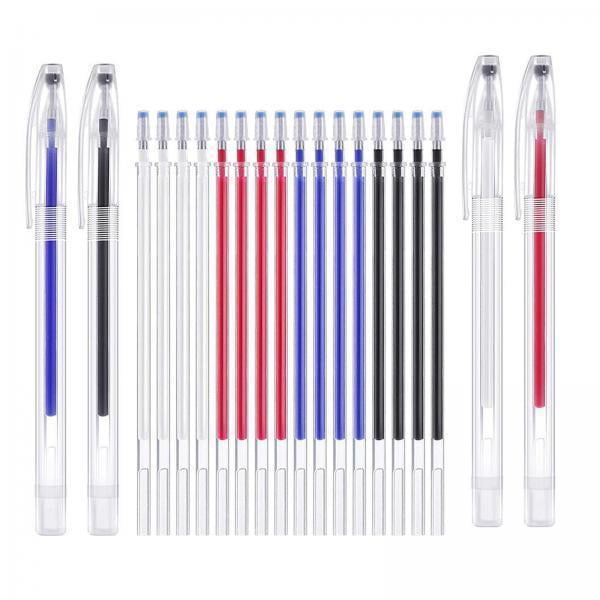 2x heat erasable fabric marking pens with 3/5/13 refills, erasable Pack de 2 bolígrafos termoborrables para tela, vista frontal centrada con cuerpos transparentes y clips de bolsillo, punta extrafina 0.7 mm; 16 recambios alineados en cuatro colores (negro, azul, rojo, blanco) con tapas protectoras, barras de plástico de 15 cm (5.9 in) sobre fondo blanco. Para quilting y costura; probar la tela antes de usar. Suele emplearse también como recambio portátil en proyectos de costura.