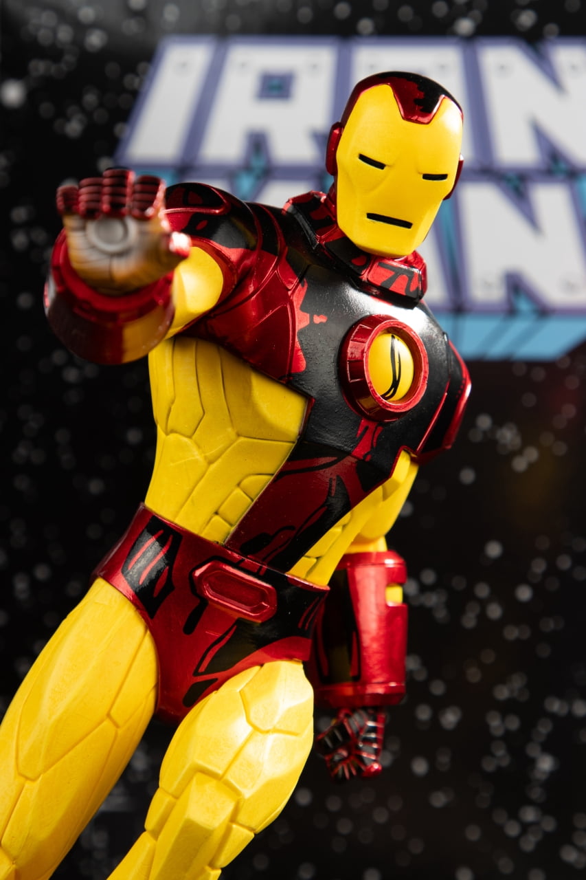 Iron Man (Iron Man #256) 1:6th Scale Collectible Figure w/Scene & Comic - McFarlane Toys