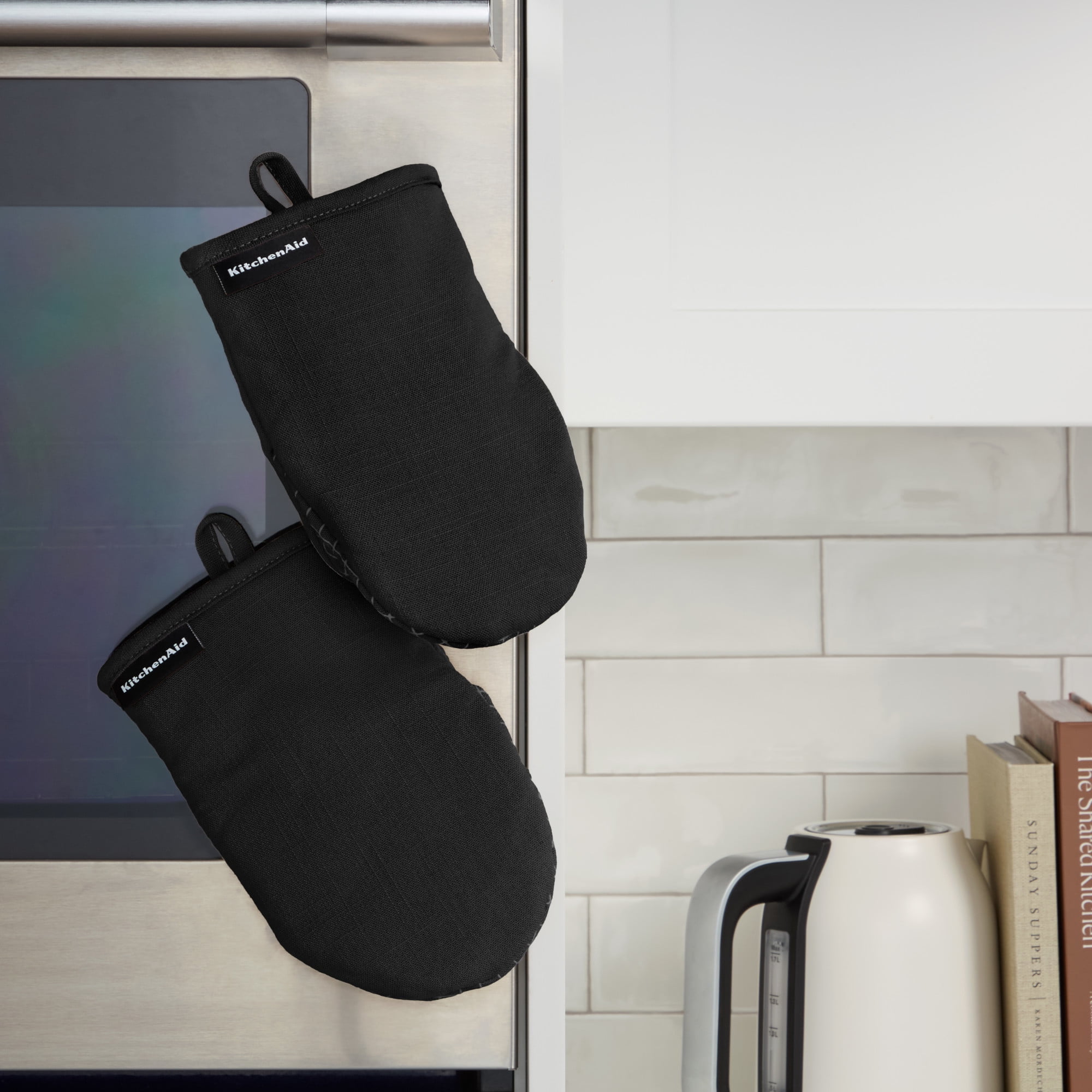 KITCHENAID Gourmet Series Gridlines Mini Oven Mitts 2-Pack Set, Heat Resistant up to 600°F, Soft Silicone Grip, Magnetic Cuff, Matte Black, 5.5"x9"