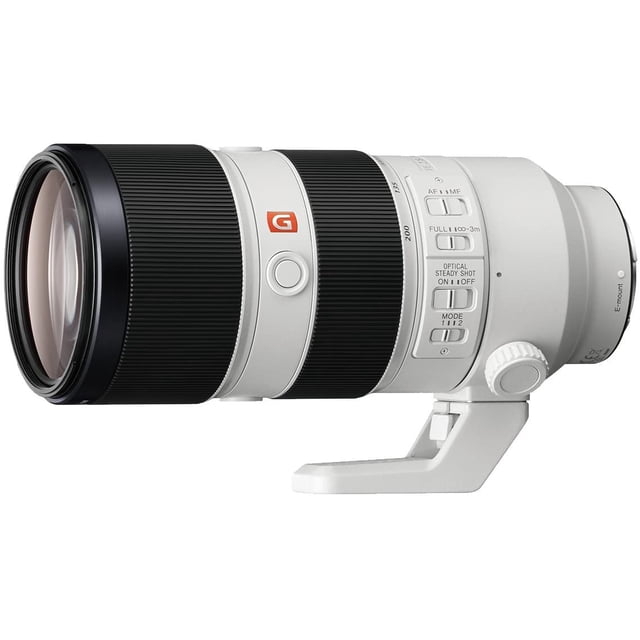 lente sony fe 70-200 mm f2.8 gm oss, mod: sel70200gm Vista 3/4 de teleobjetivo zoom blanco con anillos negros texturizados de enfoque y zoom, distintivo G Master naranja, collarín de trípode y interruptores visibles para AF, modo y estabilización de imagen (OSS); suele usarse para retratos y fotografía deportiva.