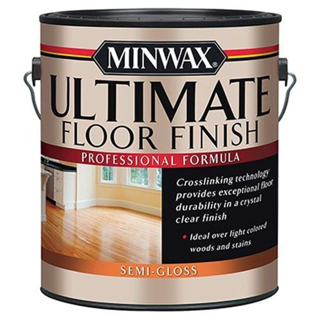 barniz doméstico minwax ultimate floor finish 3,8 l semibrillante lata de un galón frontal con logo Minwax, etiqueta beige y negra con texto 'Ultimate Floor Finish' y 'Semi-Gloss'; envase metálico con asas y fotografía en la etiqueta de un cuarto con piso de madera clara; acabado transparente semibrillante a base de agua indicado en la etiqueta; a menudo se usa para renovar y proteger visualmente pisos de madera y es adecuado para maderas y tintes claros.