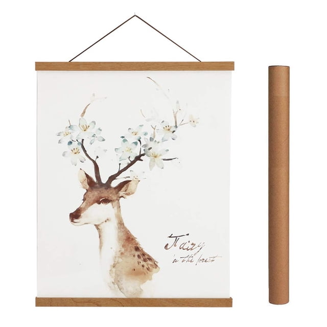 marco magnético artmag madera clara 90 x 60 cm colgador magnético para pósters, vista frontal centrada con póster de ciervo y flores sujeto por listones de madera clara arriba y abajo y cordón para colgar; tubo enrollado de transporte a la derecha. Montaje sin herramientas en 30 segundos; también apto para exhibir láminas o impresiones ligeras.