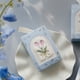 thumbnail image 1 of Toalla de Mano con Bordado de Tulipanes Florales | Mezcla de Algodón y Poliéster Suave y Absorbente | Extra Grande (29 X 29 Cm) | Colores Vibrantes y Duraderos | Paquete de Regalo En Rosa, Azul y Mor, 1 of 6