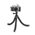 thumbnail image 4 of Trípode Amazon Basics portátil y flexible con mando inalámbrico, 4 of 7