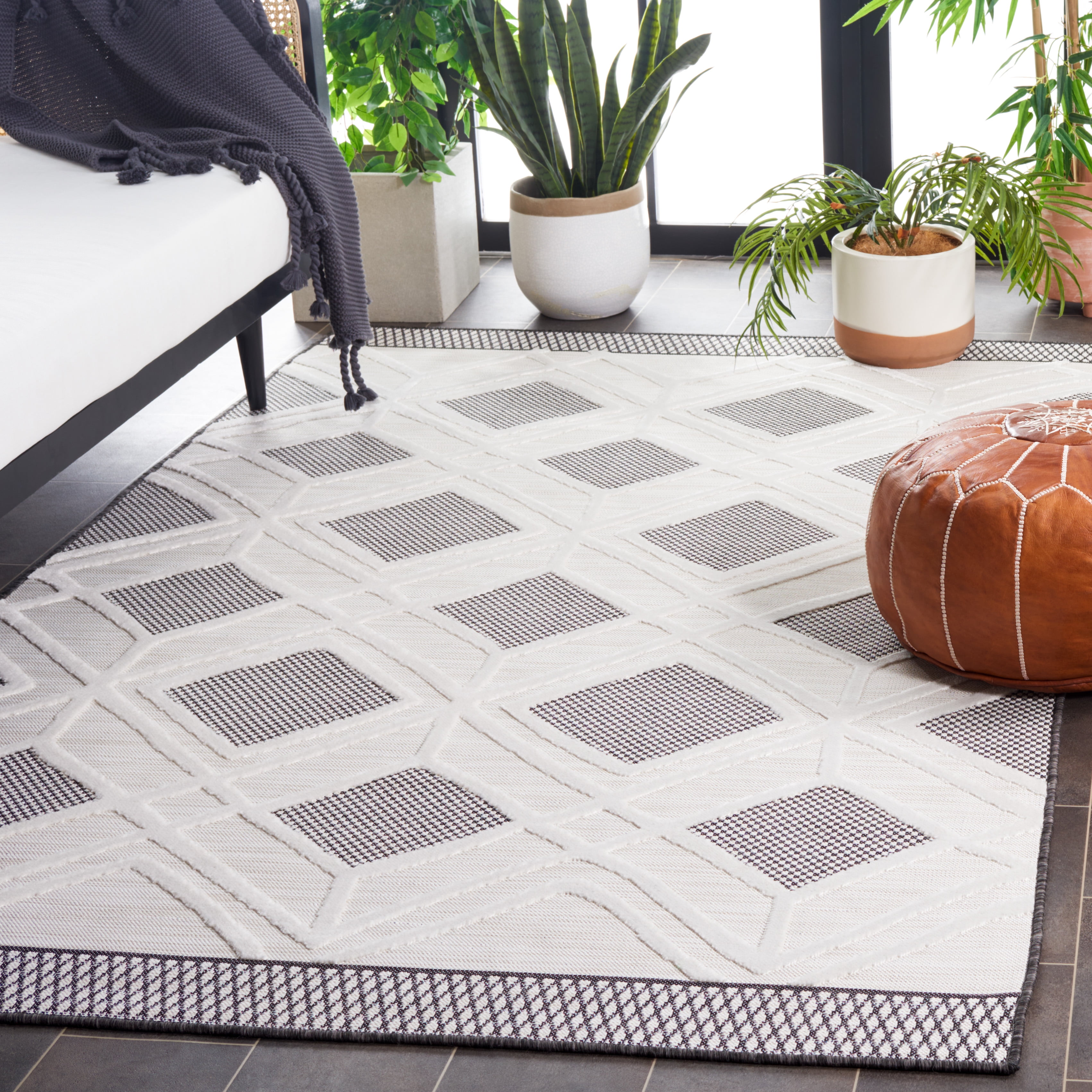 SAFAVIEH Cabana Carina Diamond Indoor/Outdoor Area Rug, Ivory/Black, 5'1" x 7'6"
