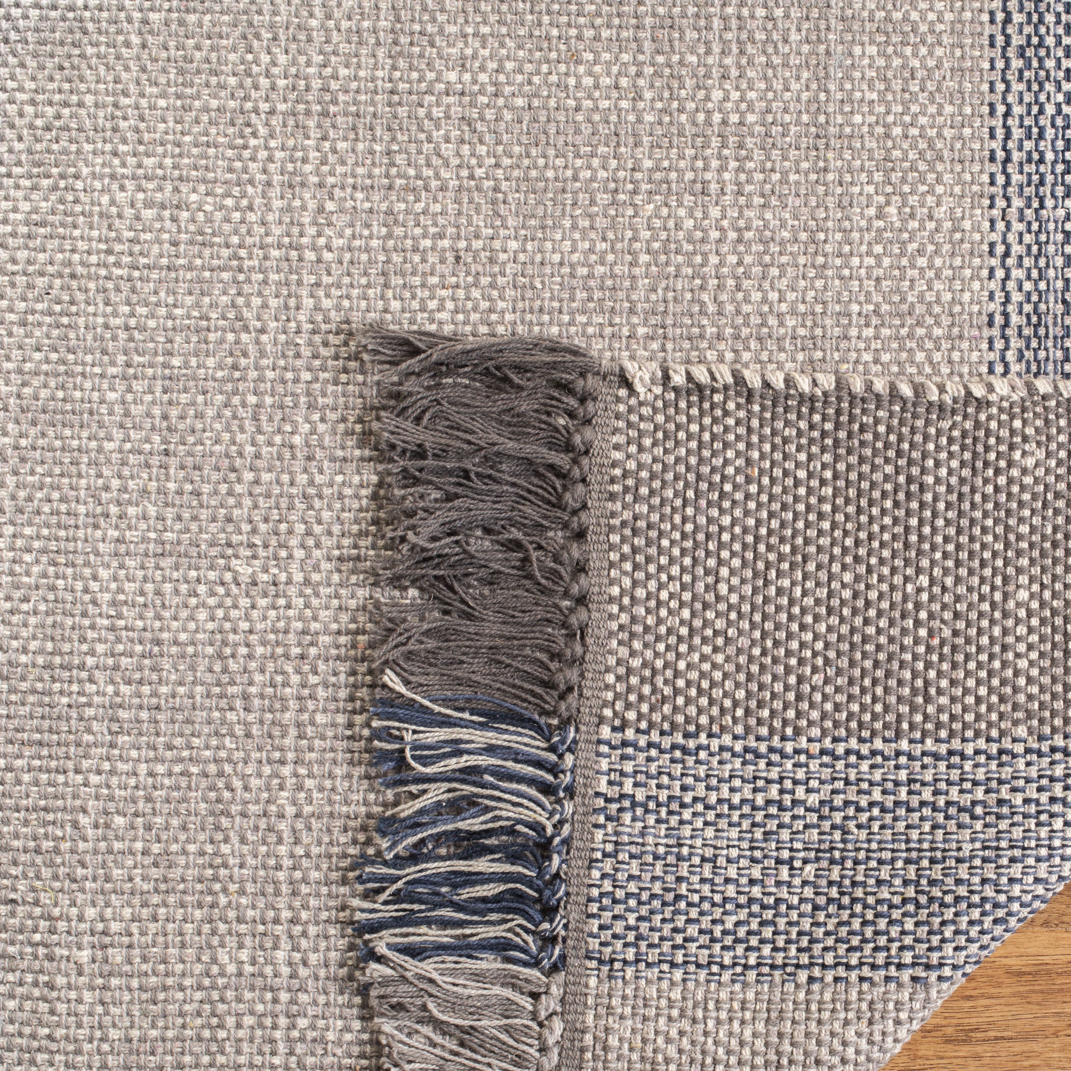 SAFAVIEH Montauk Sharlene Solid Cotton Area Rug, Blue/Grey, 6' x 9'