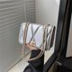 thumbnail image 4 of Bolso cuadrado pequeño con cadena bordada, nuevo estilo 2025, moderno y sencillo bolso de mensajero, bolso de hombro de tendencia retro de color sólido., 4 of 5