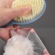 thumbnail image 4 of Con mango largo curvo para baño exfoliante de la piel, cerdas de masaje adecuadas para hombres y mujeres húmedos o secos (azul), 4 of 5