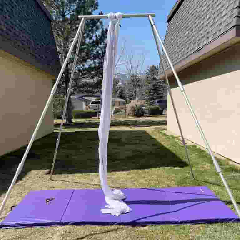 Aerial hammock: che cos'è la disciplina dello yoga con l'amaca Aerial hammock: che cos'è la disciplina dello yoga con l'amaca