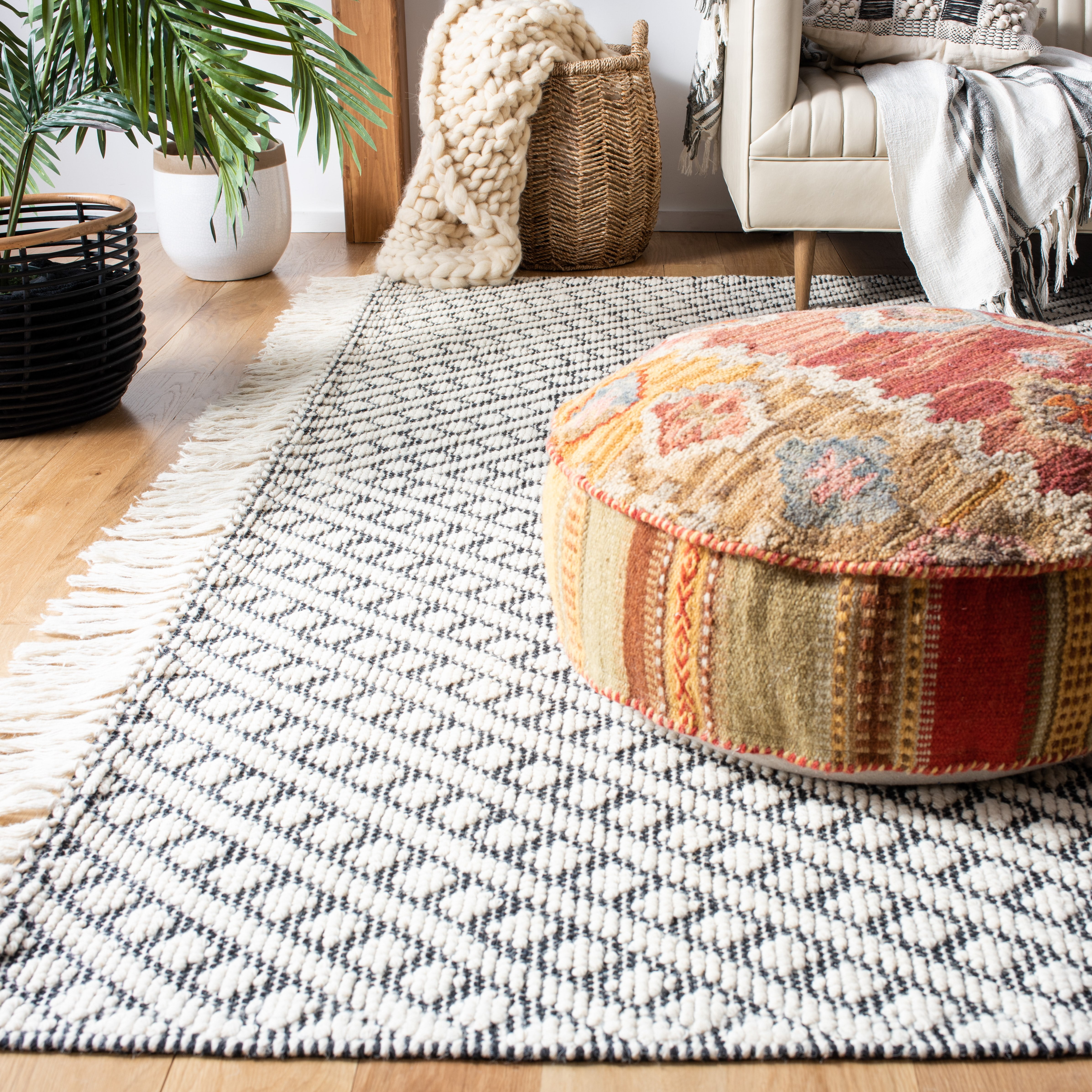 SAFAVIEH Natura Bradach Geometric Runner Rug, Ivory/Black, 2'3" x 6'