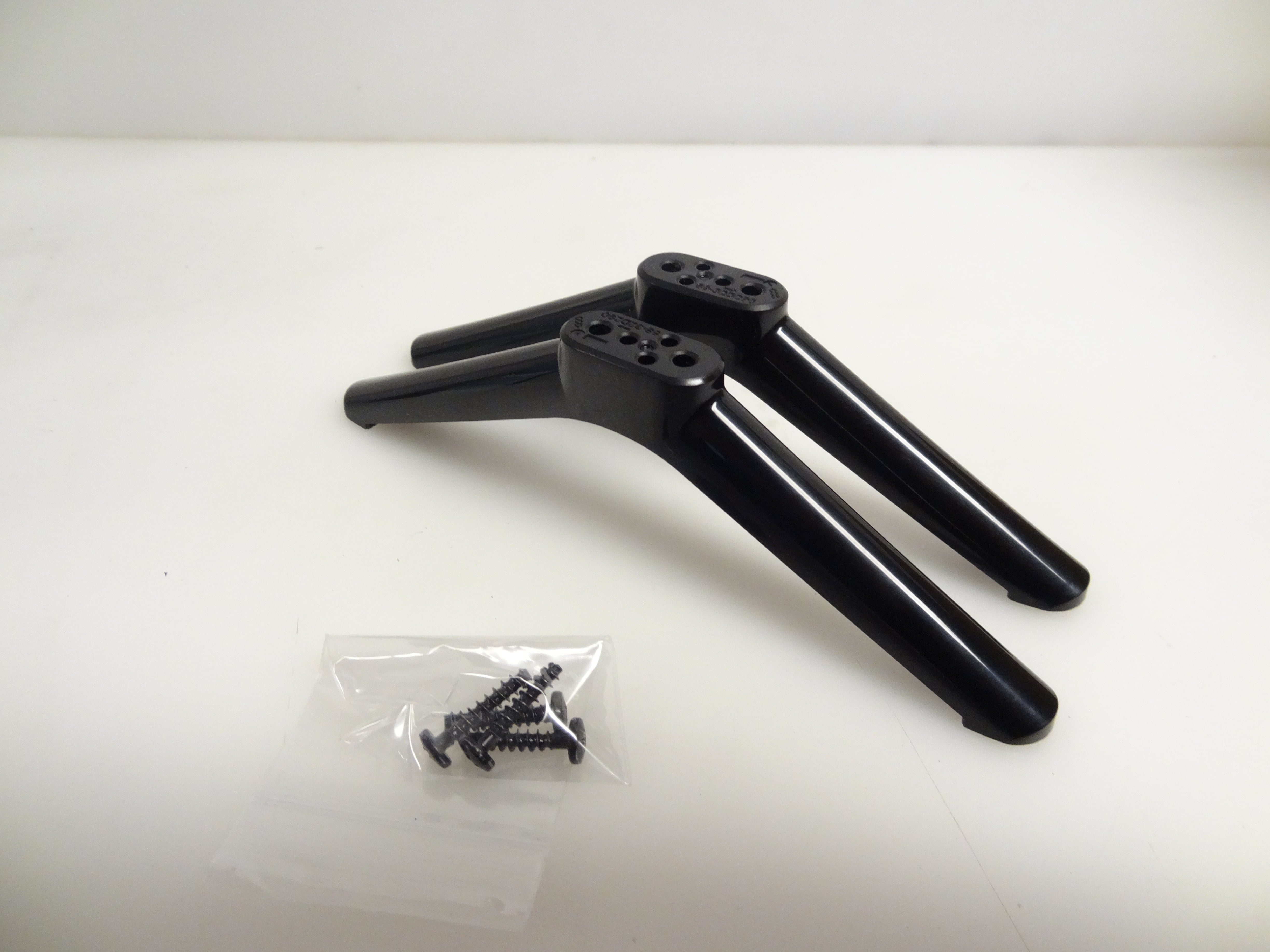 TCL 32S305 32S301 Stand Legs BLACK W/Screws NEW(6832D290 S832D2900