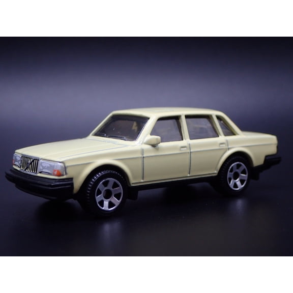 Open Box VOLVO 240 4 FOUR DOOR YELLOW 1:64 SCALE COLLECTIBLE DIORAMA DIECAST MODEL CAR