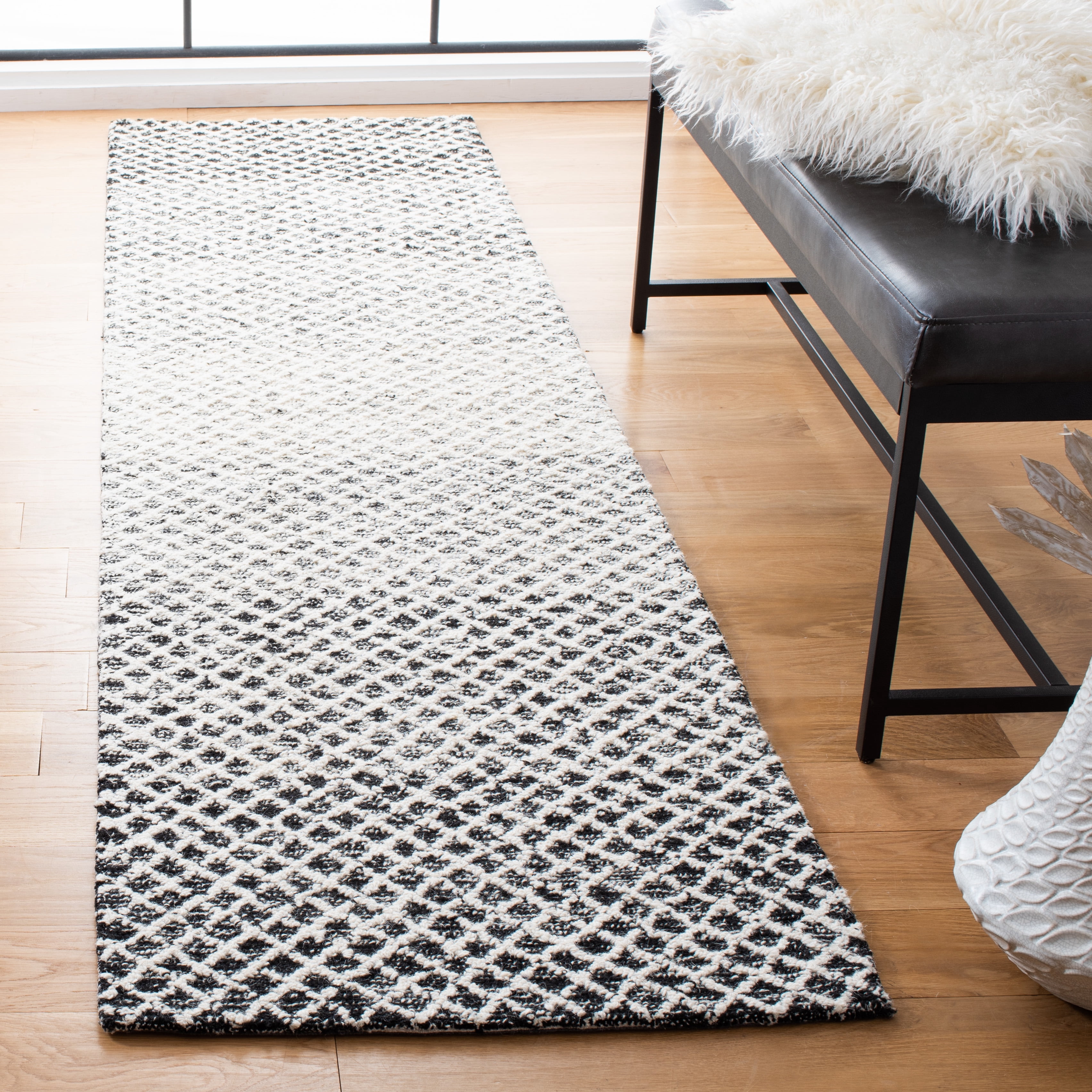 SAFAVIEH Micro-Loop Arnold Diamond Runner Rug, Black/Ivory, 2'3" x 9'