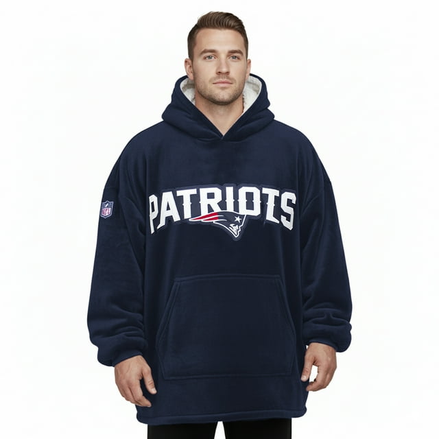 poncho nfl unisex reversible new england patriots 100% oficial marino, vista frontal centrada con capucha fija; logo Patriots bordado en el pecho, bolsa tipo canguro frontal, bordado NFL en el brazo y ajuste en puños y cintura; a su tamaño compacto lo hace adecuado para usar como prenda de calentamiento en viajes.