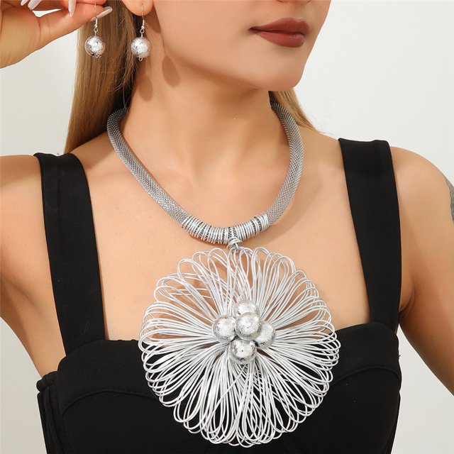2 piezas / conjunto Estilo de denim punk exagerado Conjunto de pendientes de collar colgante de flores grandes de alambre de aluminio amigable con el medio ambiente