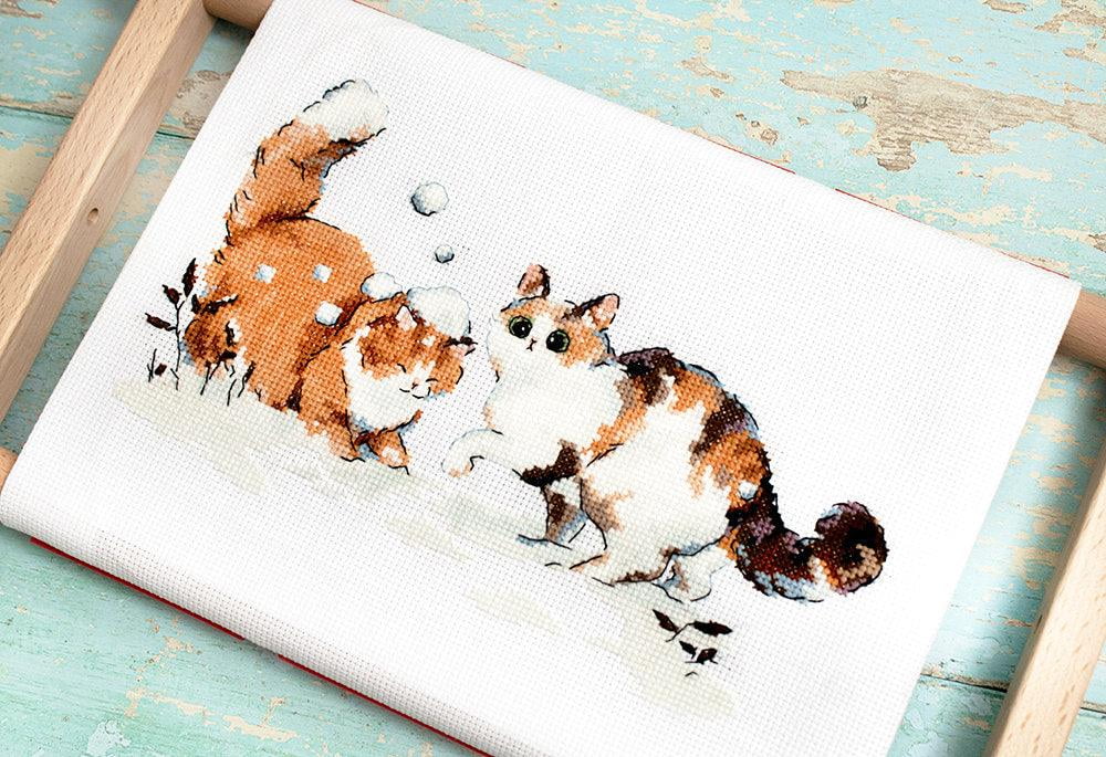 Winter Kitties L8813 Counted Cross Stitch Kit