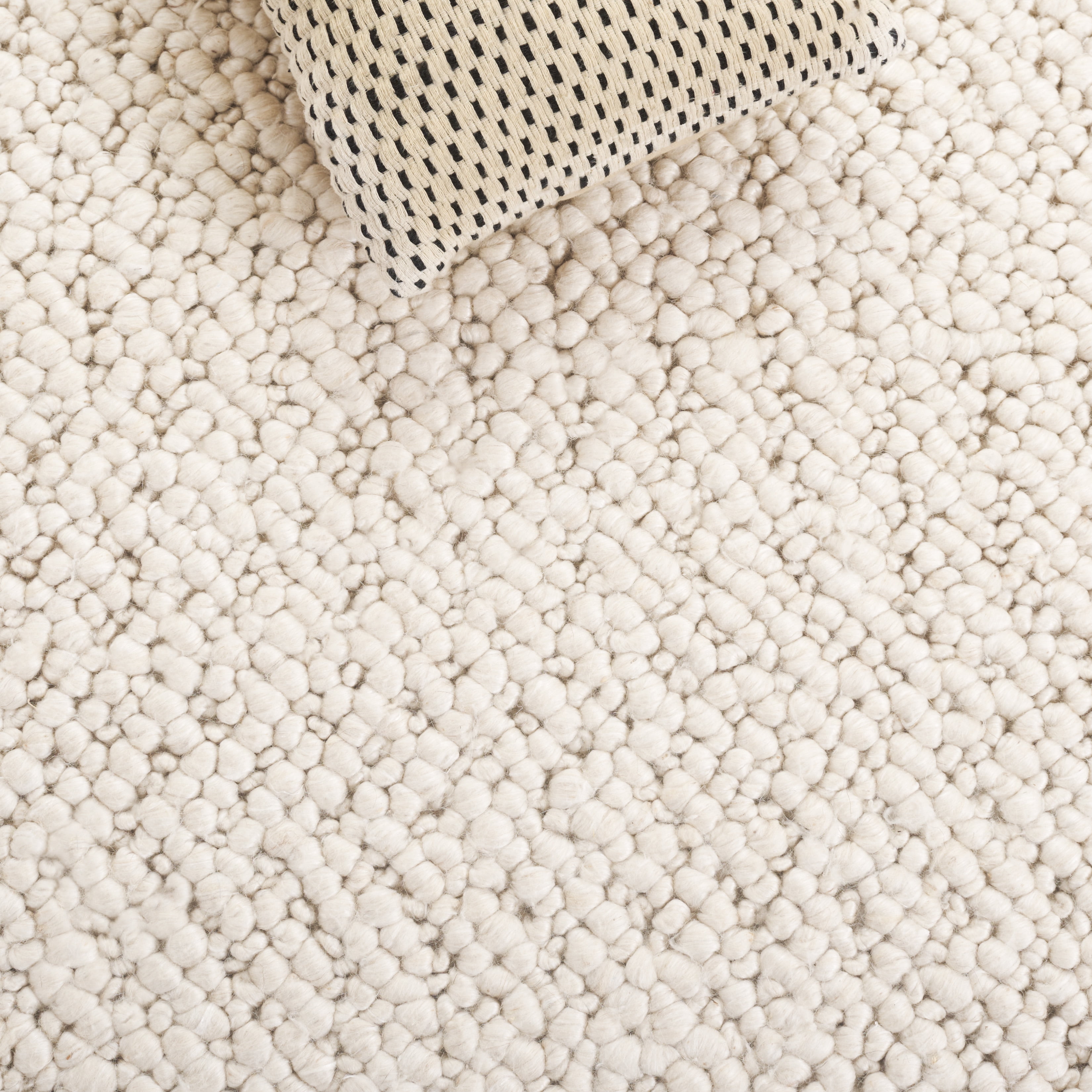 SAFAVIEH Natura Mackenzie Distressed Area Rug, Light Beige, 6' x 6' Round