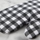 thumbnail image 4 of Juego de 2 guantes de cocina KitchenAid Gingham Onyx, algodón negro, 4 of 5