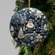 thumbnail image 1 of Adorno Colgante Navideño Acrílico de 8 Cm (3.15 Pulgadas) | Impresión Duradera a Doble Cara | Regalo Navideño para Familiares y Amigos | Decoración para Árbol, Pared y Espejo Retrovisor de Coche, 1 of 6