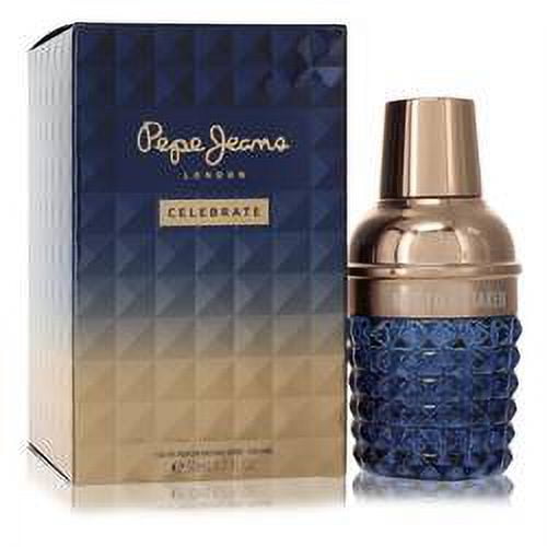 pepe jeans celebra eau de parfum spray por pepe jeans london botella azul texturizada con tapa dorada junto a caja azul-dorada degradada; fragancia masculina aromática y especiada lanzada en 2019 con notas de lima y grosella negra, presentación de perfume para hombre.