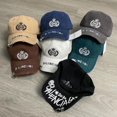 thumbnail image 2 of Accesorios Retro Aro Burberry Bordado Pequeño Borde Roto Gorra De Béisbol Todo Combinado Moda Gao Jiahui unisex, 2 of 2