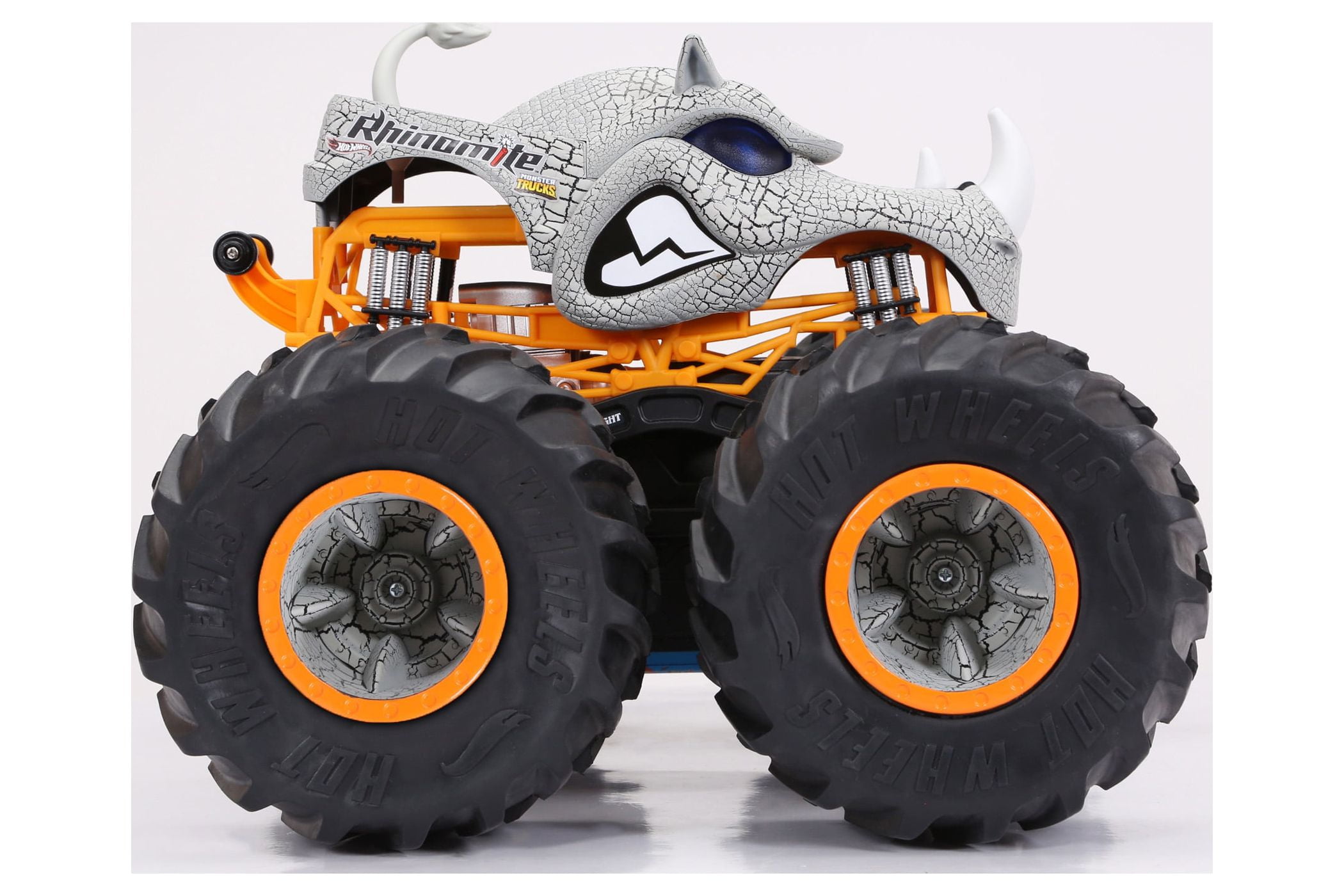 Hot Wheels Monster Trucks Rhinomite Chargin' Challenge Playset with a 1:64  Scale Toy Rhinomite Truck & 2 Crushed Cars