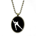 thumbnail image 1 of Invierno patinando Sport Negro silueta Collar Colgante de cadena vintage Colección de joyas colgantes Unbranded M, 1 of 3