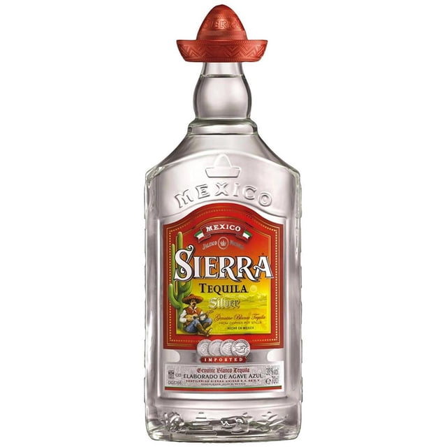 paquete de 3 tequila sierra blanco 700 ml botella frontal de vidrio transparente con etiqueta roja y amarilla que muestra el logo Sierra y texto Silver, tapa en forma de sombrero y relieve "Mexico" en el hombro del vidrio; a menudo usado para abastecer bares domésticos o reuniones pequeñas.